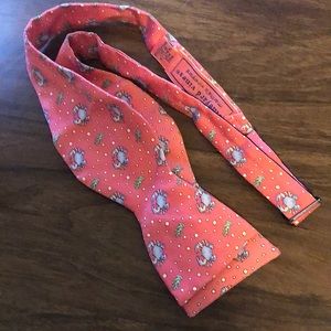 Vineyard Vines Crab Bow Tie